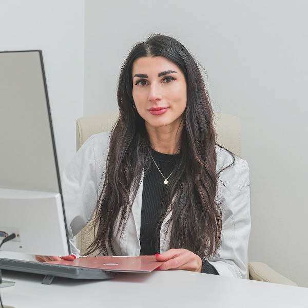 Ada Vujasinović dr. med, Zdravnica Ana Vujasninović